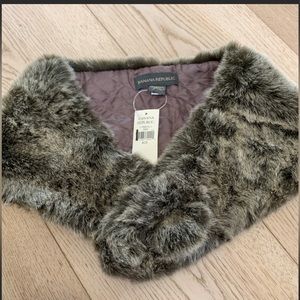 NWT Banana Republic faux fur
(NWT winter wrap shawl brown black holiday)